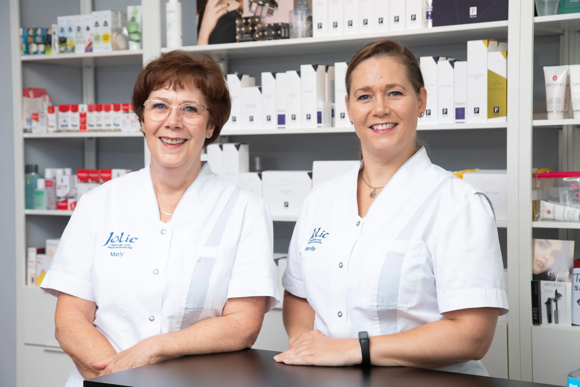 Marly en Mireille van Jolie Huidverbetering achter de balie van de salon