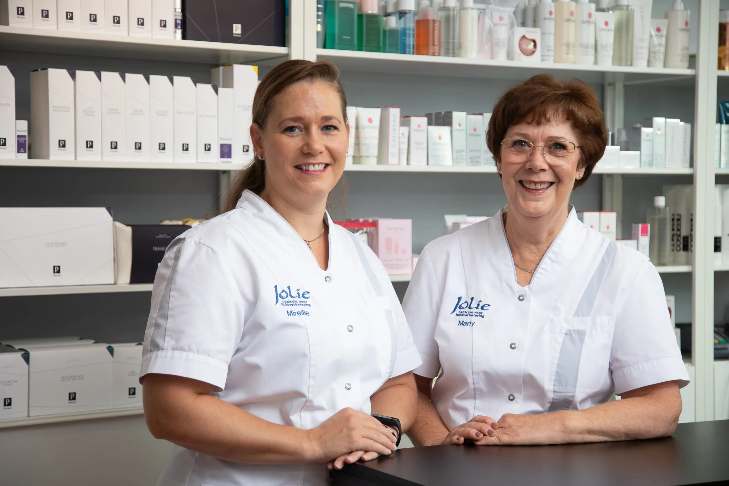 Mireille en Marly achter de balie van Jolie Huidverbetering