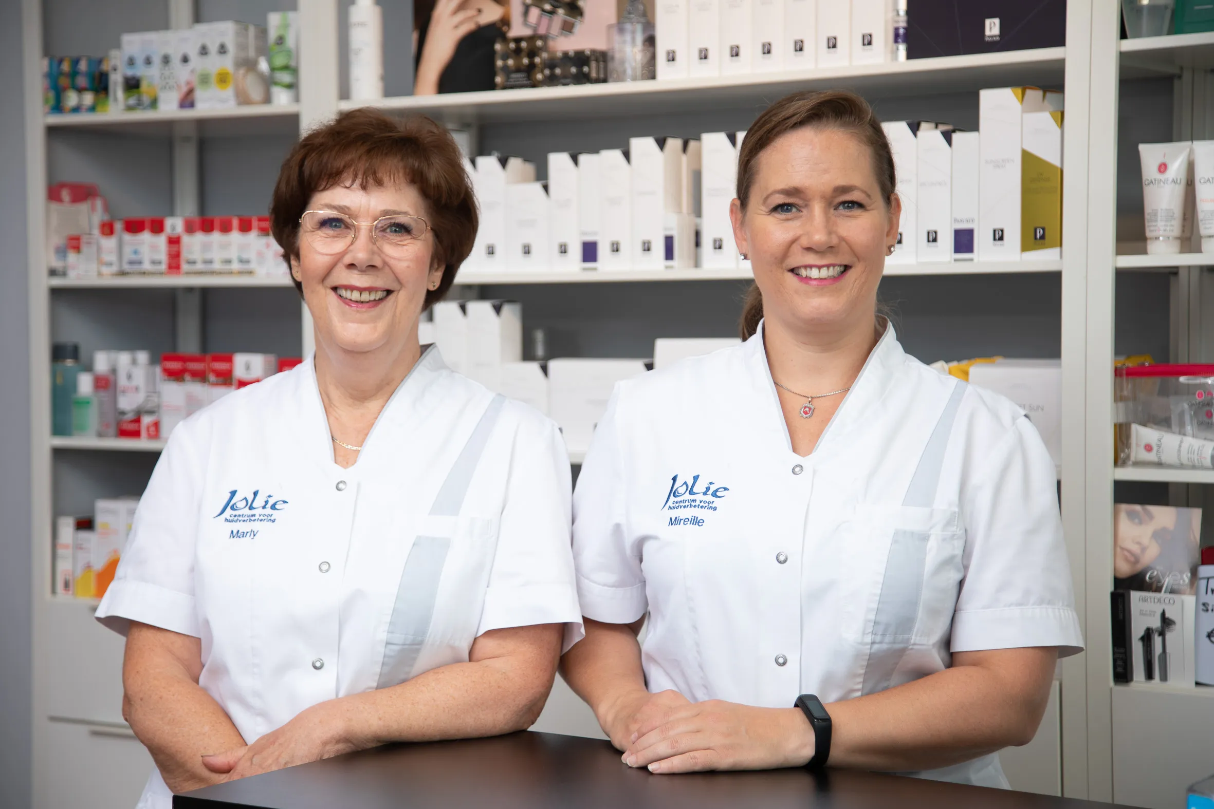 Marly en Mireille achter de balie van Jolie Huidverbetering