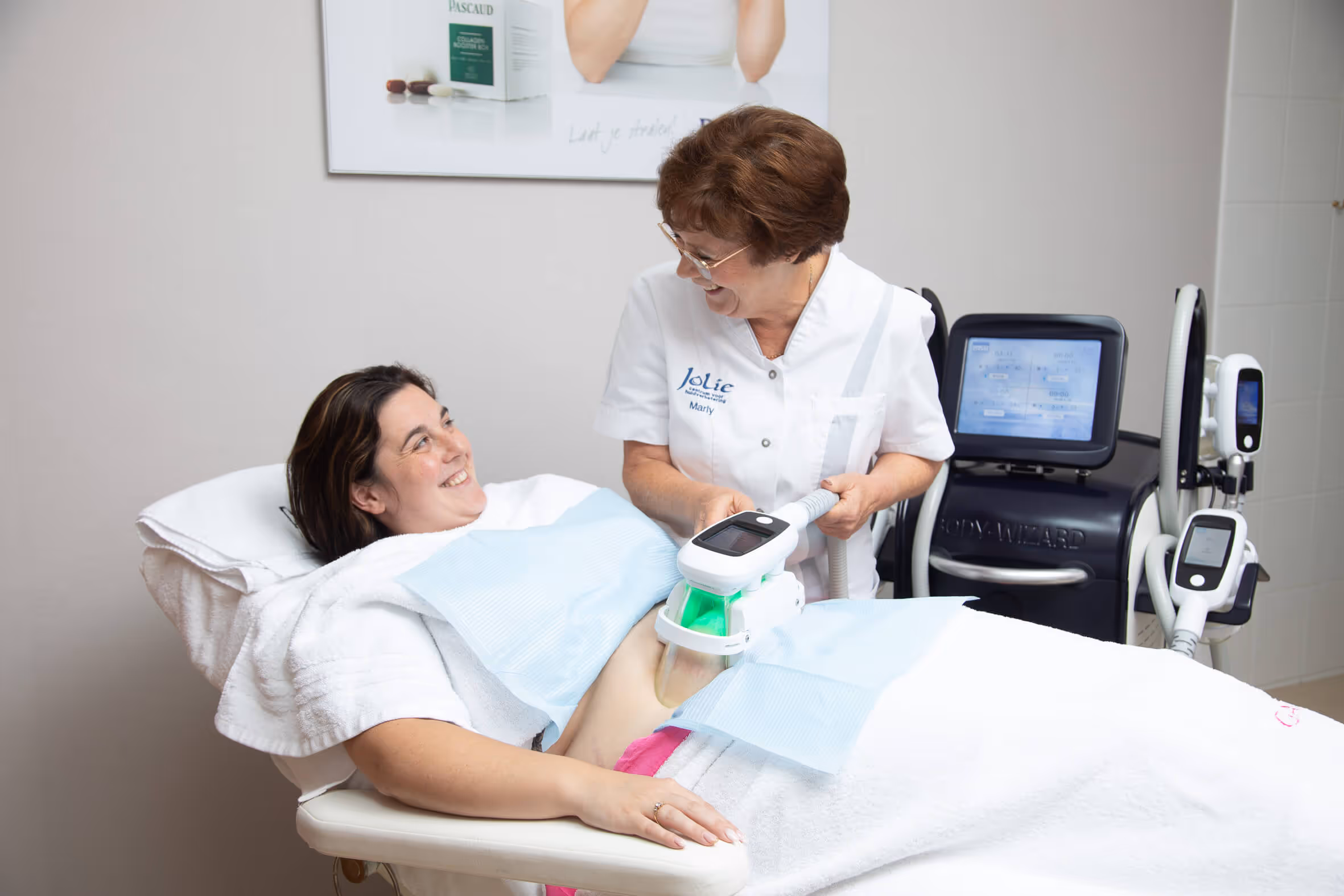 Behandeling met de Body-Wizard op de buik van een klant
